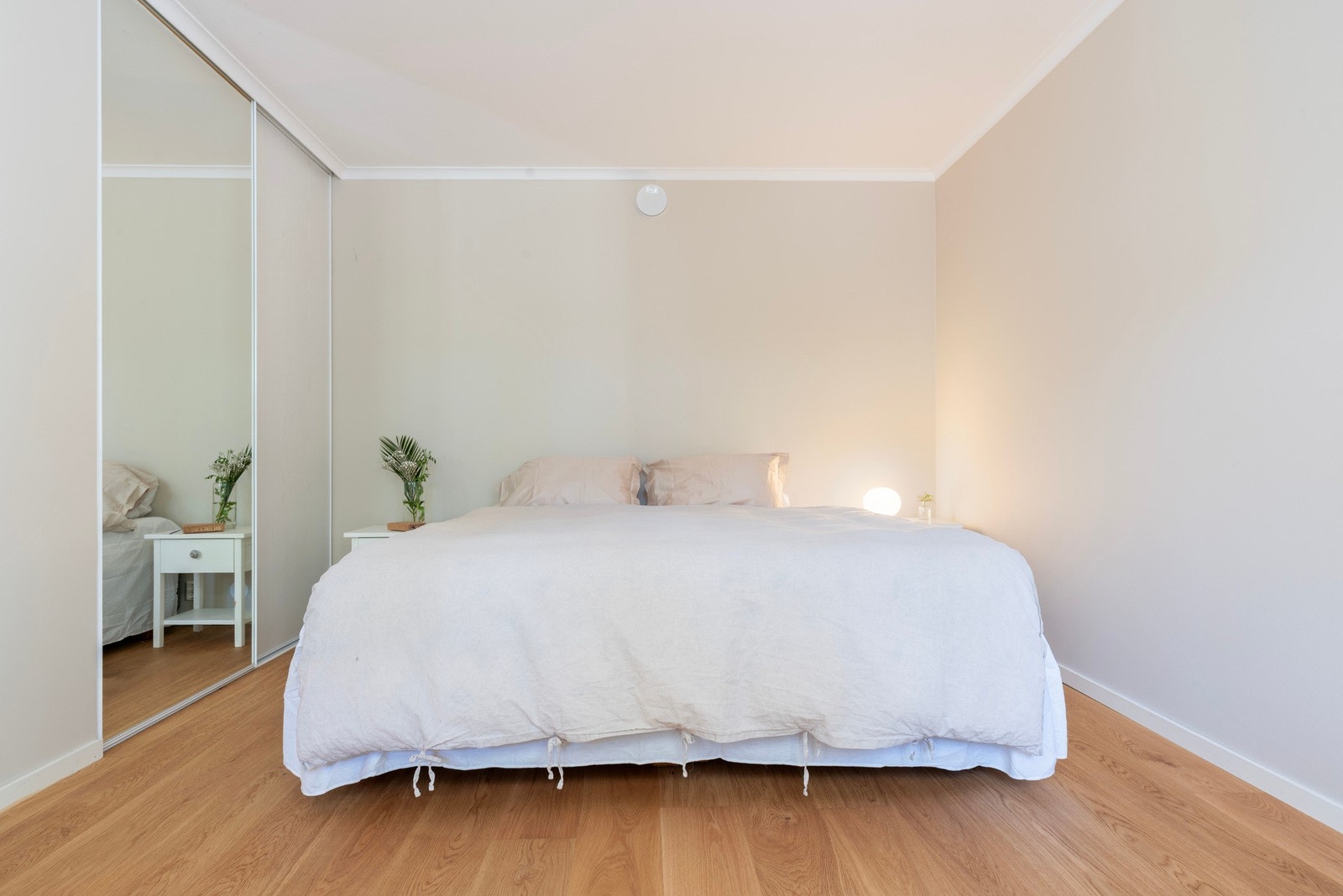 Soverommet har stor skyvedørsgarderobe, i tillegg er det god plass til frittstående kommoder Galleribilde