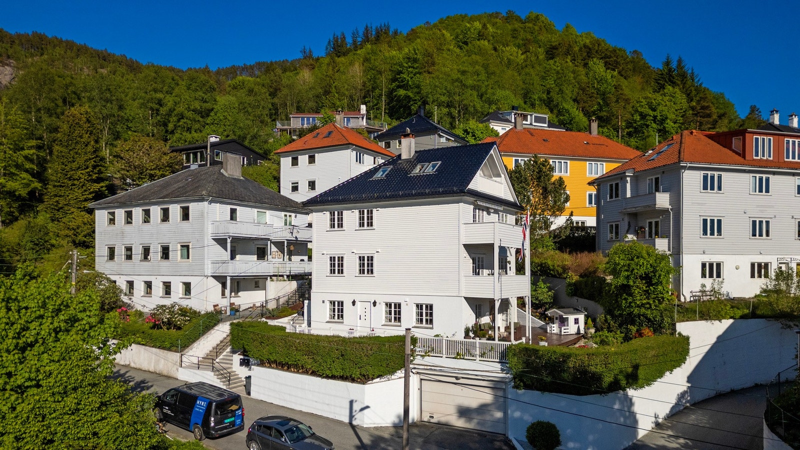 Takstein fornyet i 2004 - Fasade malt i 2023 - Grunnmur og mur mot veien malt i 2026 Galleribilde