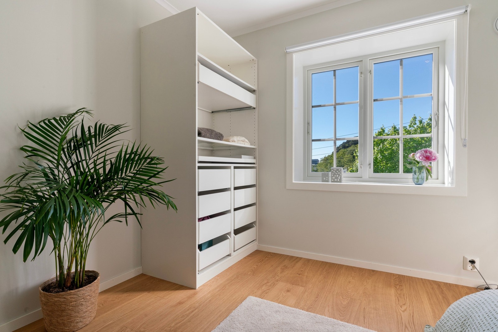 Her er det også god plass til både arbeidspult og garderobeløsninger Galleribilde
