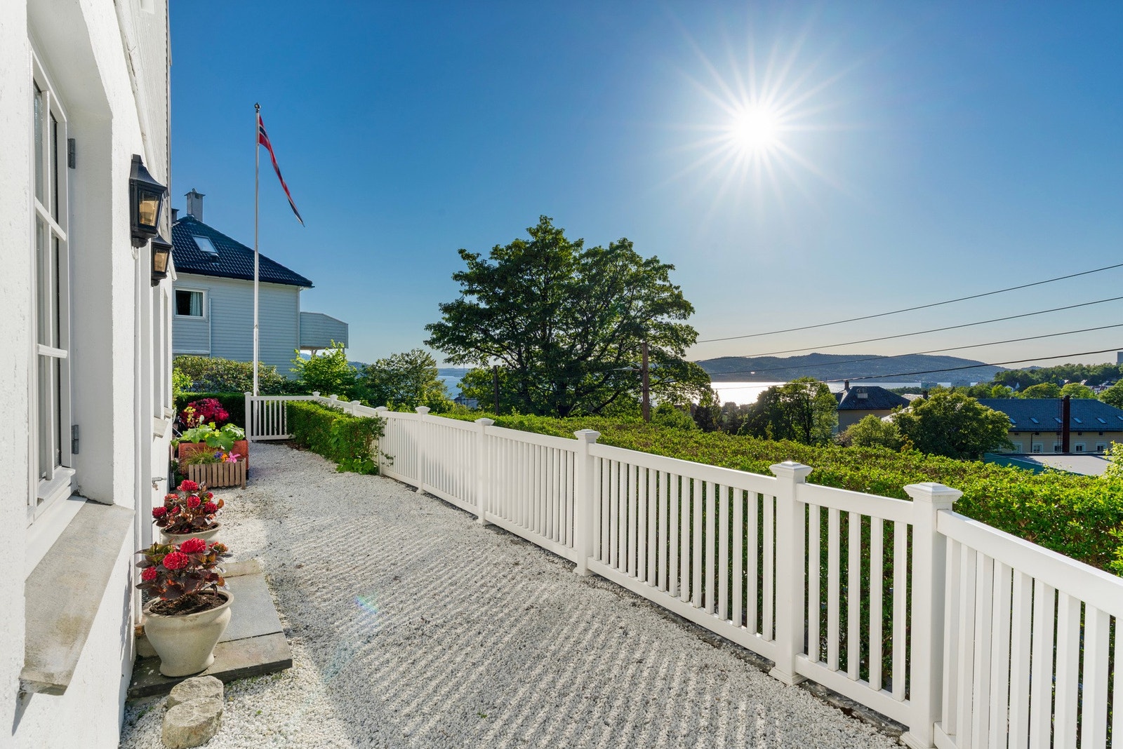 Leiligheten har skjermet og privat inngangsparti på nordsiden av huset, de to andre leiligheten i huset har felles inngang på østsiden. Galleribilde