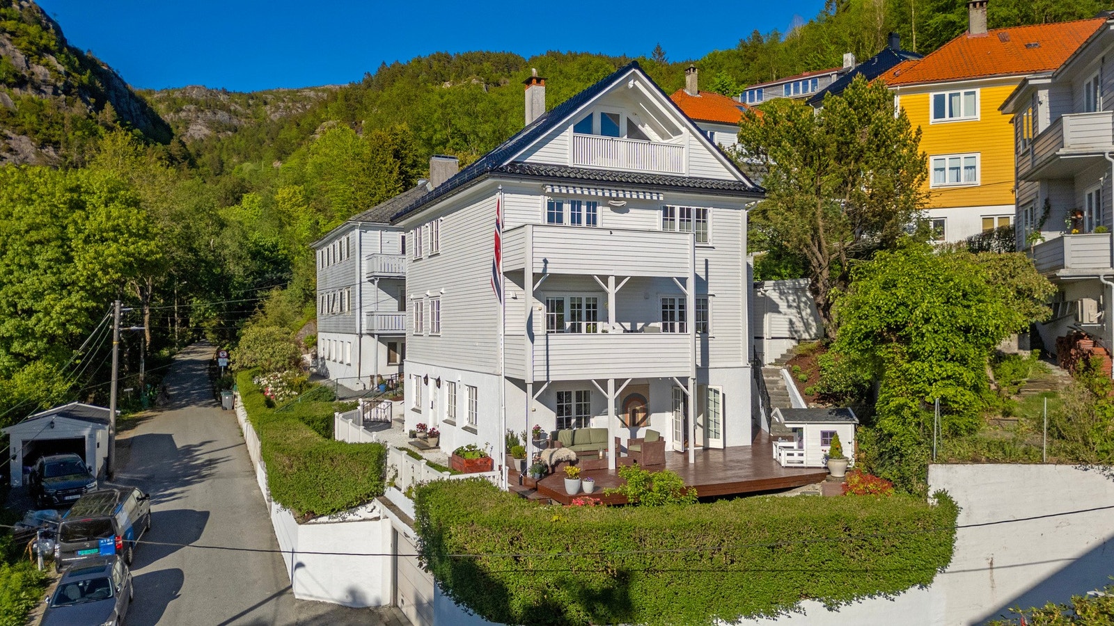 Velholdt og meget pent hus, totalt bestående av tre leiligheter Galleribilde