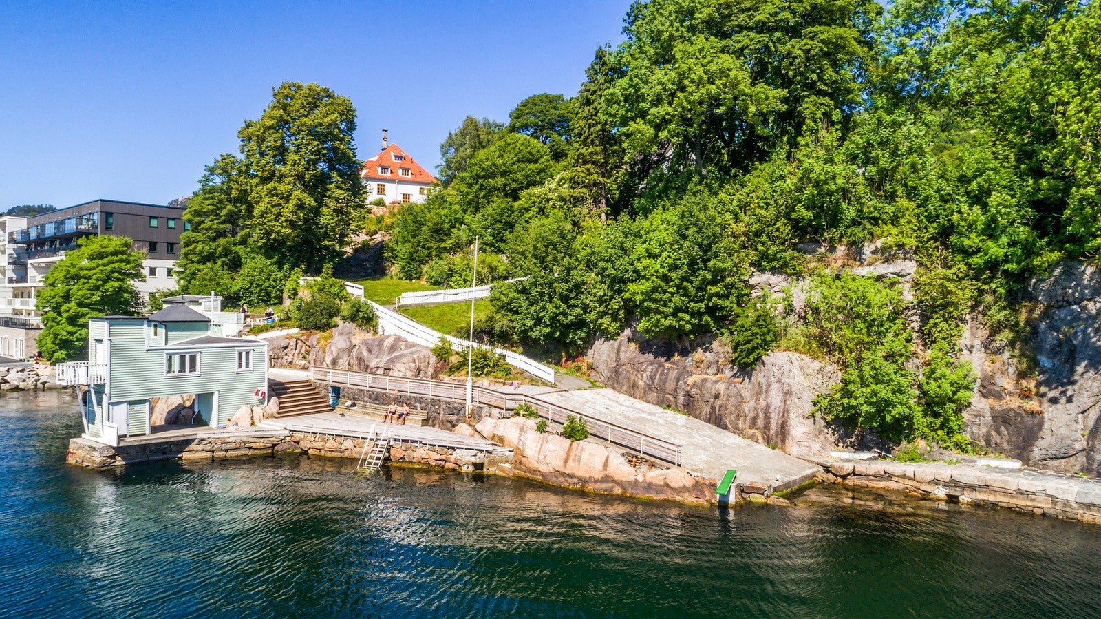 Fra eiendommen er det få minutter å gå ned til fine Sandviken sjøbad Galleribilde
