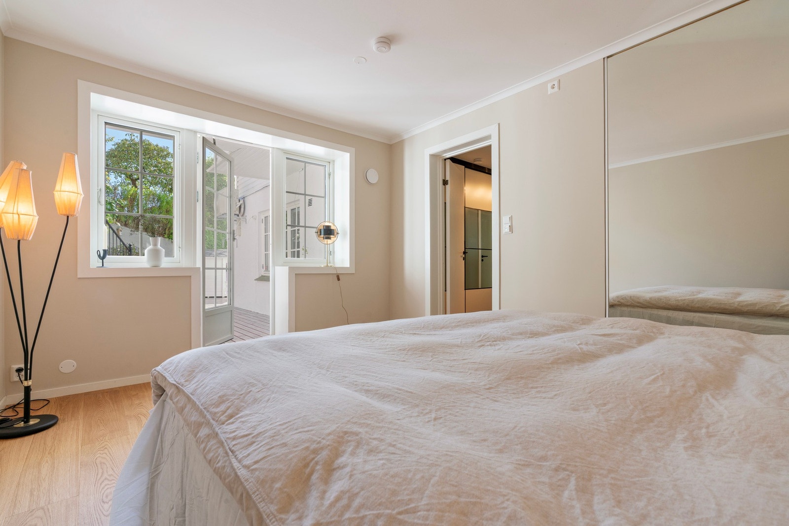 Lekkert hovedsoverom på 13.9 m² med utgang til bakre del av terrassen | Nymalte overflater (sparklet, pusset og malt av Malermester Monsen) Galleribilde