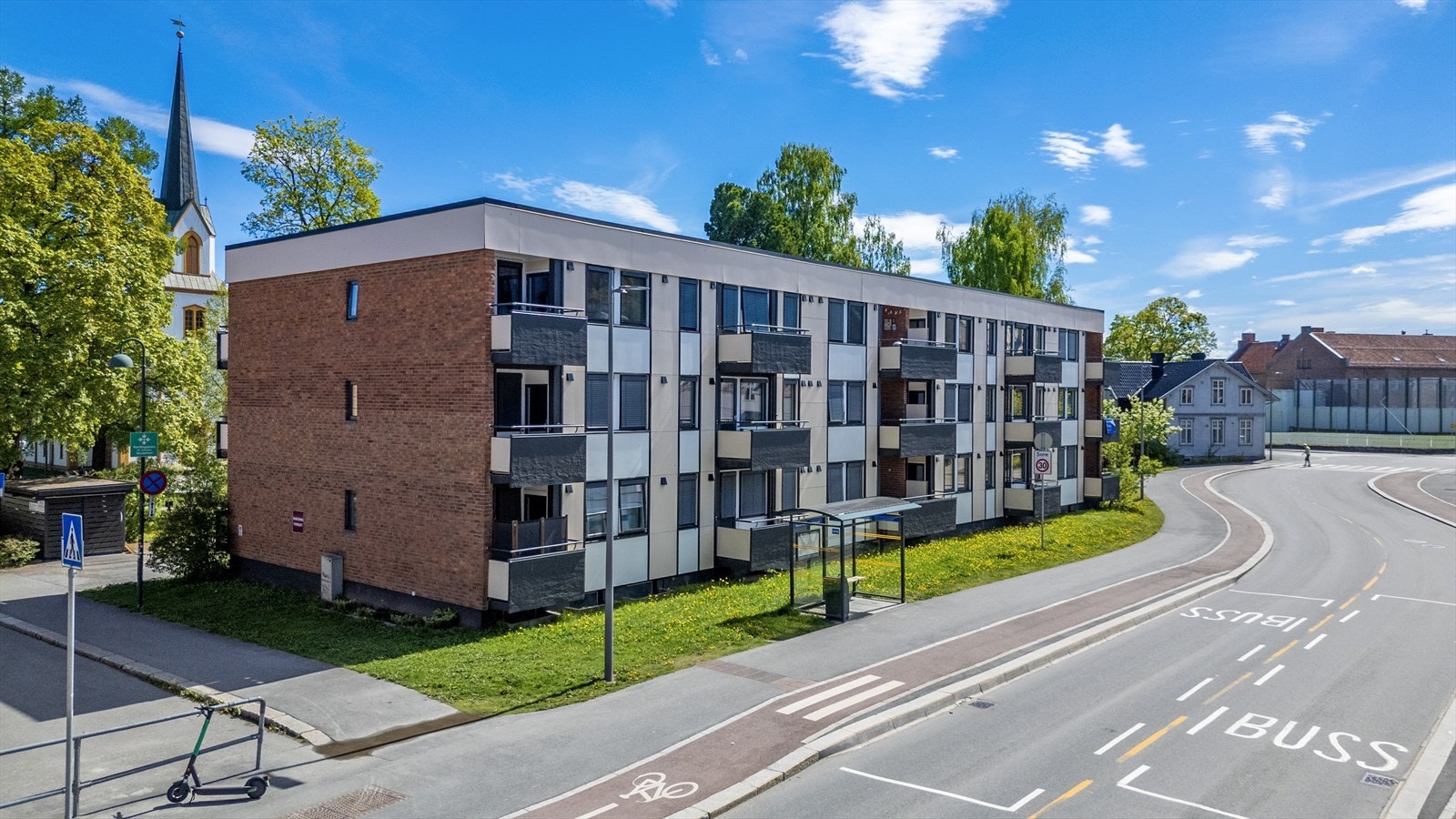Kort veg til Gjøvik stadion, dagligvarebutikk og sentrumsfasiliteter i Gjøvik. Galleribilde