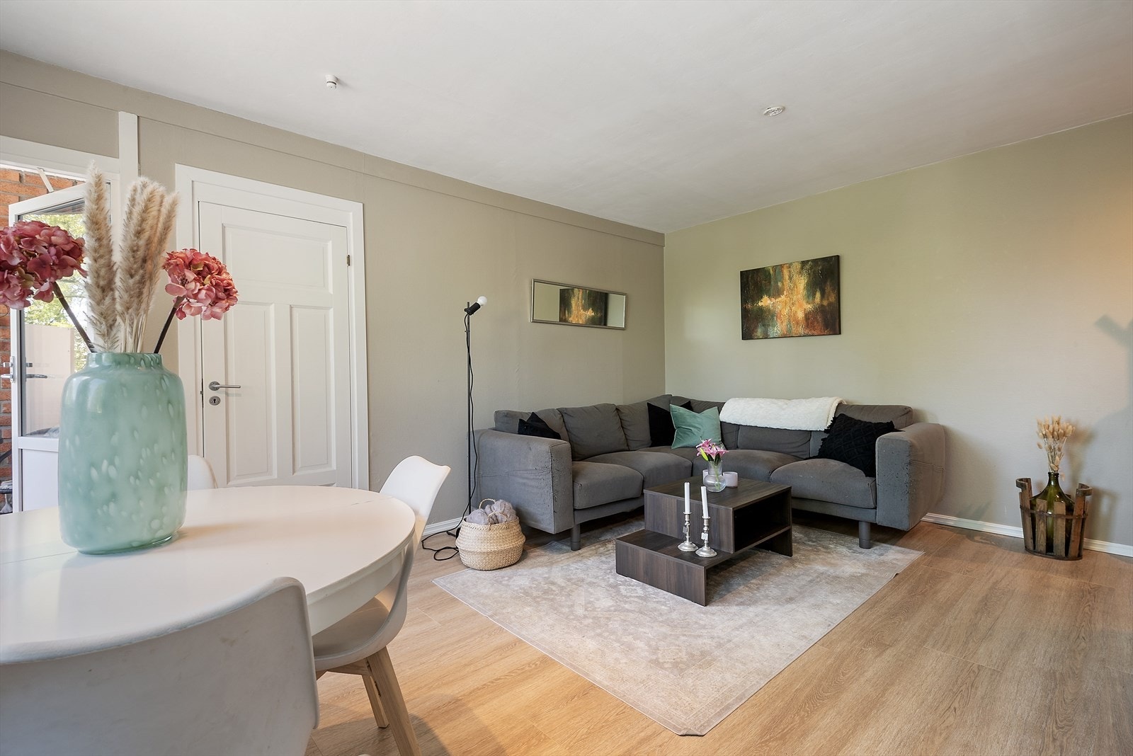 Koselig stue med plass til både sofa og spisebord. Galleribilde