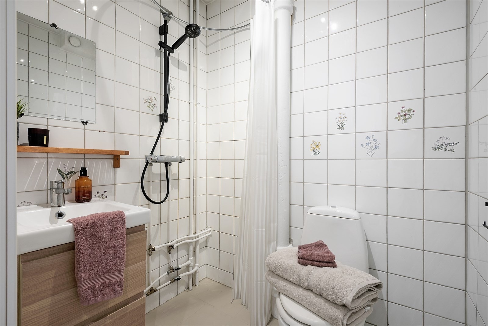 Eldre bad veggdusj og forheng. Galleribilde