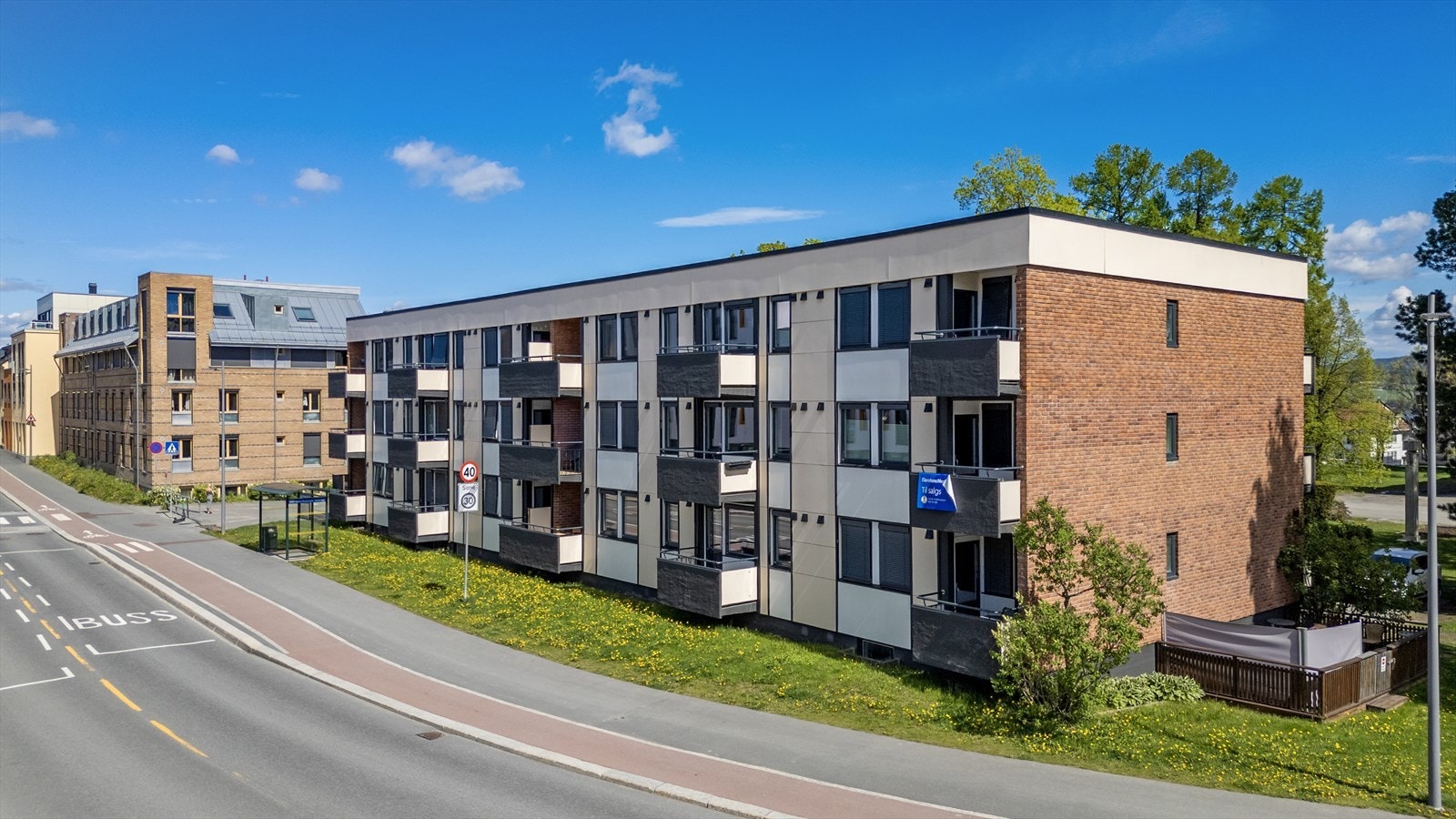 Meget sentral beliggenhet i Gjøvik med bussholdeplass rett utenfor. Galleribilde