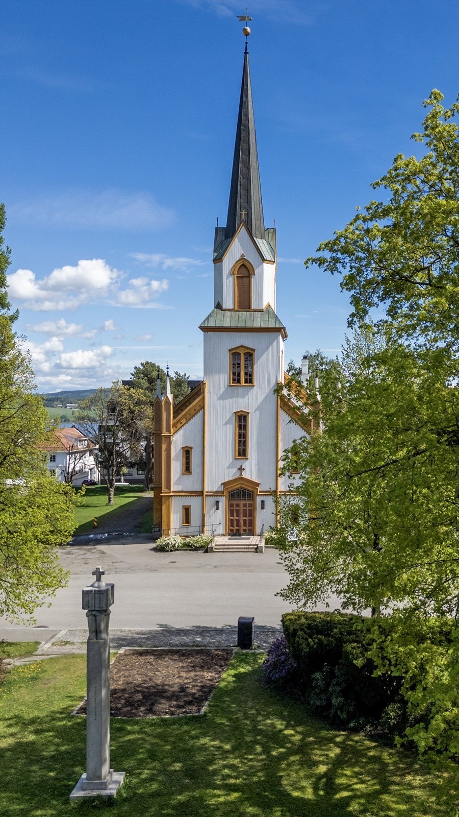 Gjøvik kirke i umiddelbar nærhet. Galleribilde