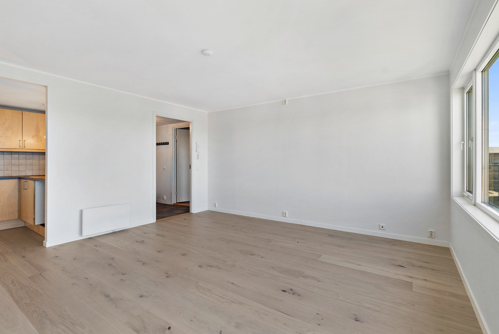 Stuen er romslig og lett å møblere, med god plass til både sofagruppe og spisebord. Galleribilde