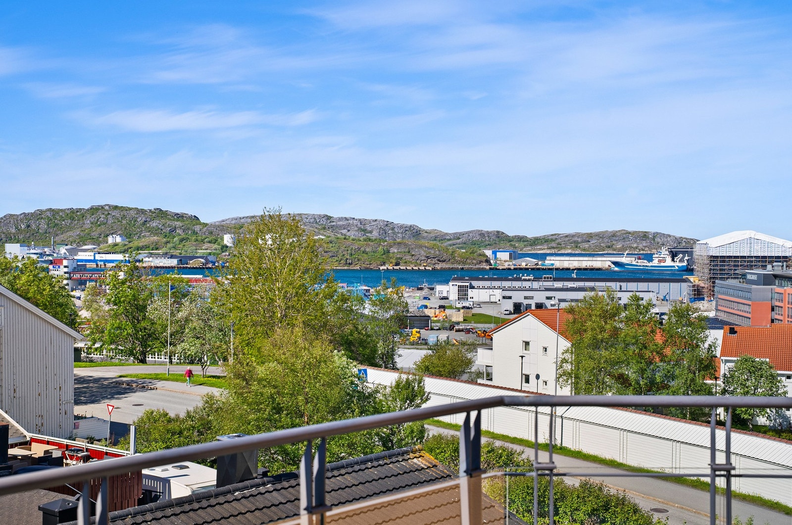 Utsikt mot havneområdet, sjøen og nærområdet. Galleribilde