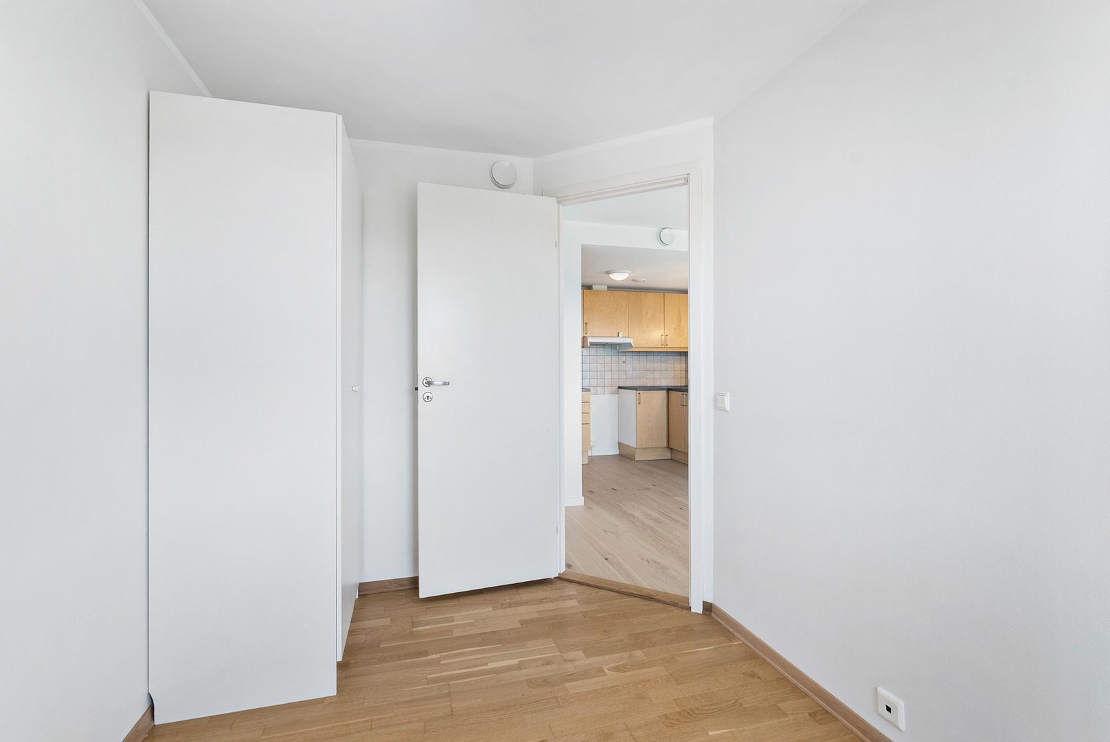 Innredet rom med garderobeskap, som egner seg godt som kontor eller til lagring. Galleribilde