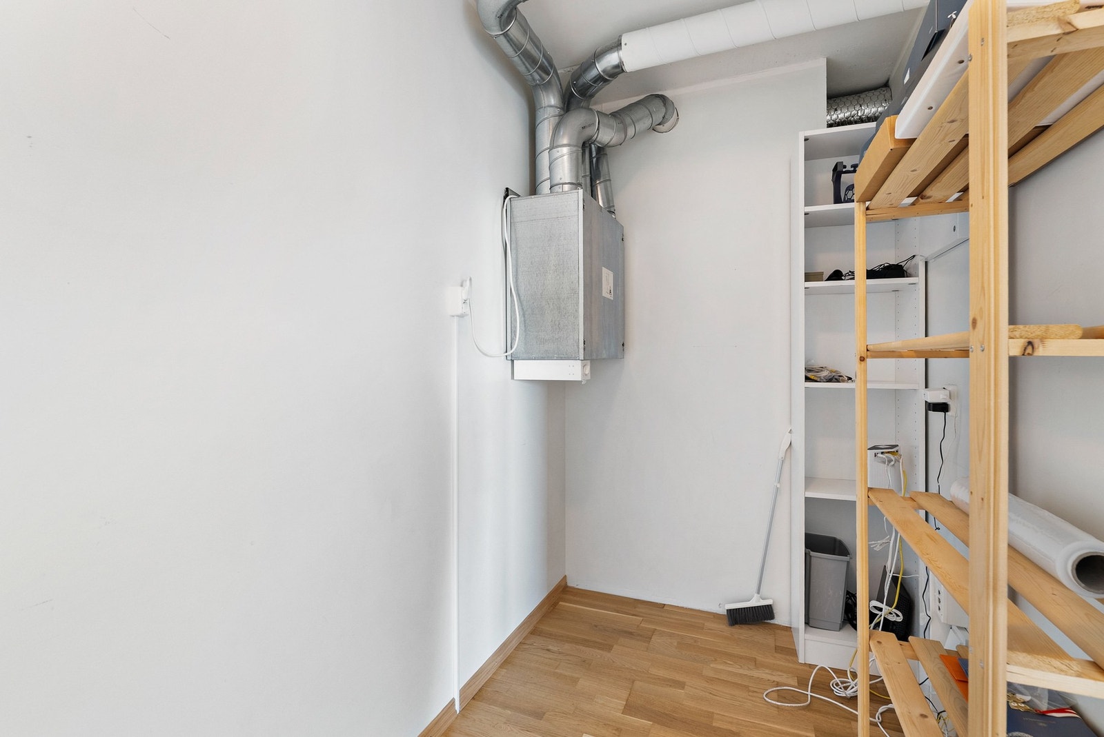 Rommet huser leilighetens balanserte ventilasjonsanlegg og gir ekstra lagringsplass. Galleribilde