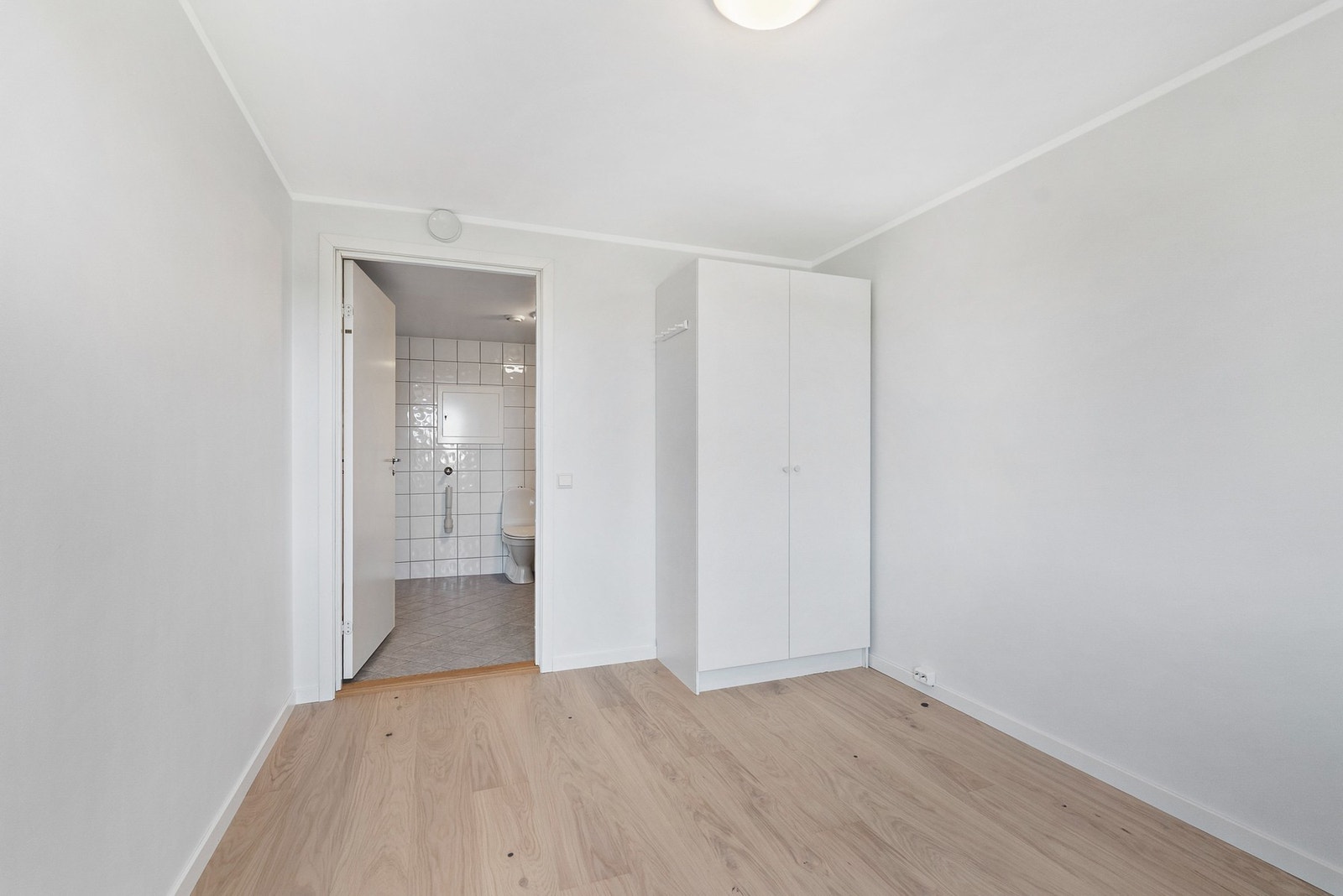 Fra hovedsoverommet er det praktisk, direkte adkomst til badet. Galleribilde