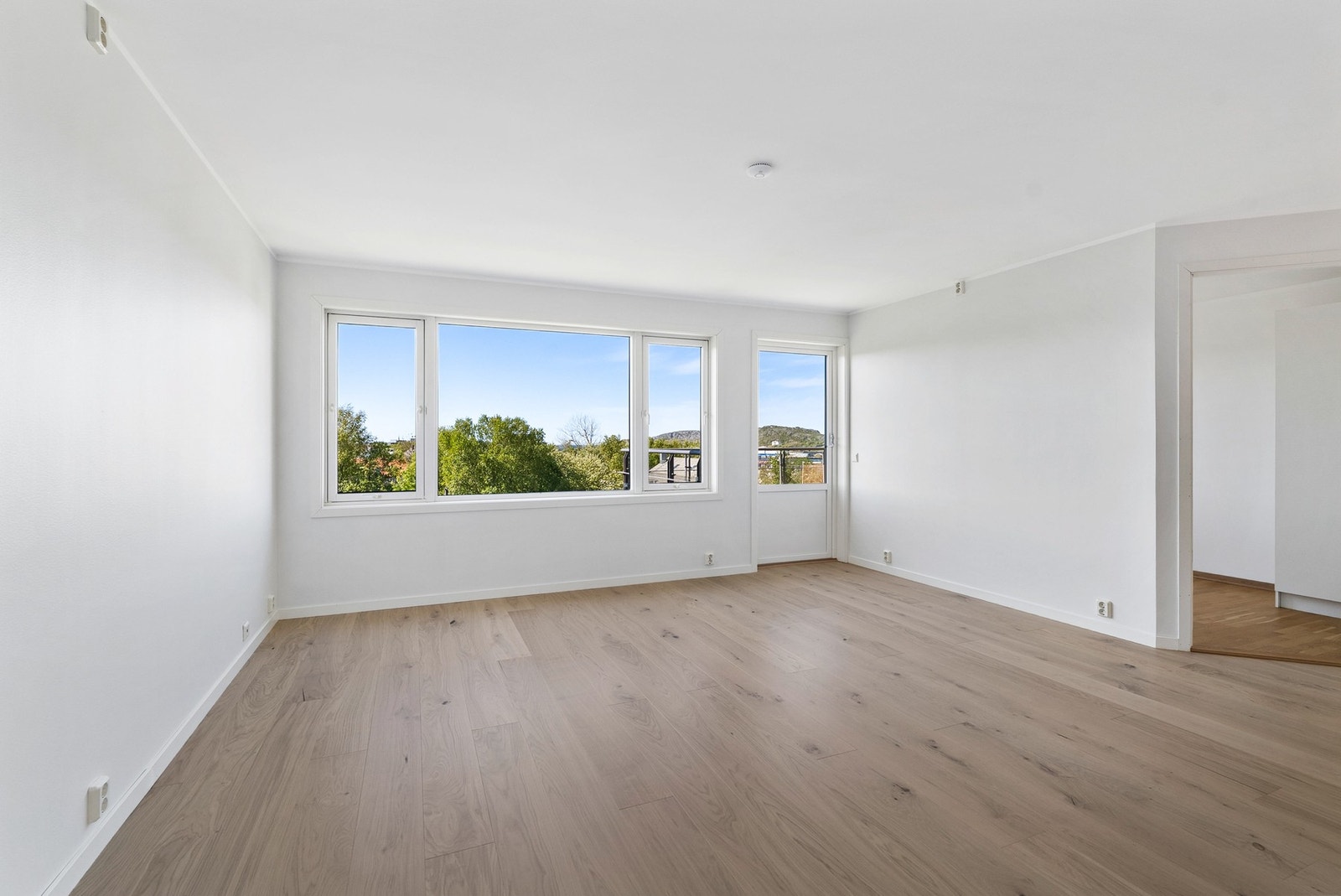Den gjennomgående, lyse parketten i stue og på ett soverom gir et helhetlig og moderne preg. Galleribilde