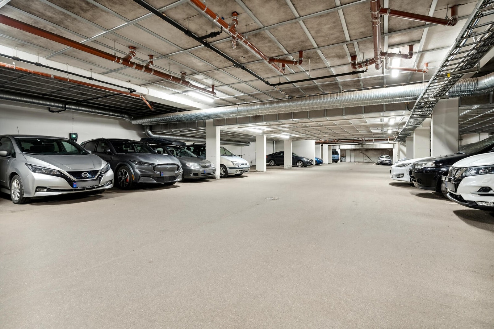 Leiligheten disponerer fast plass i garasjekjeller Galleribilde