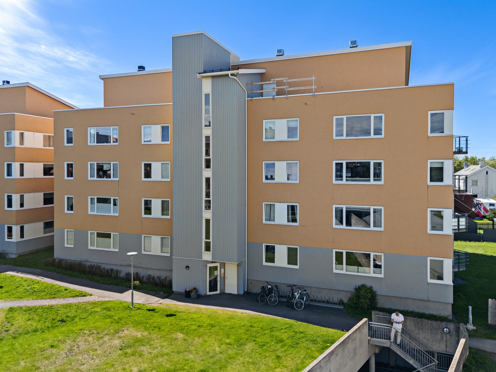 Byggets fasade og hovedinngangsparti. Galleribilde