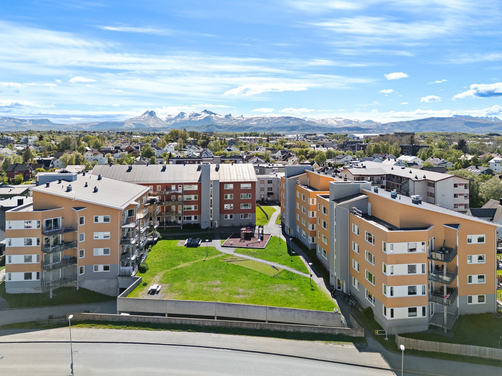 Oversikt over borettslaget og de velholdte fellesområdene. Galleribilde