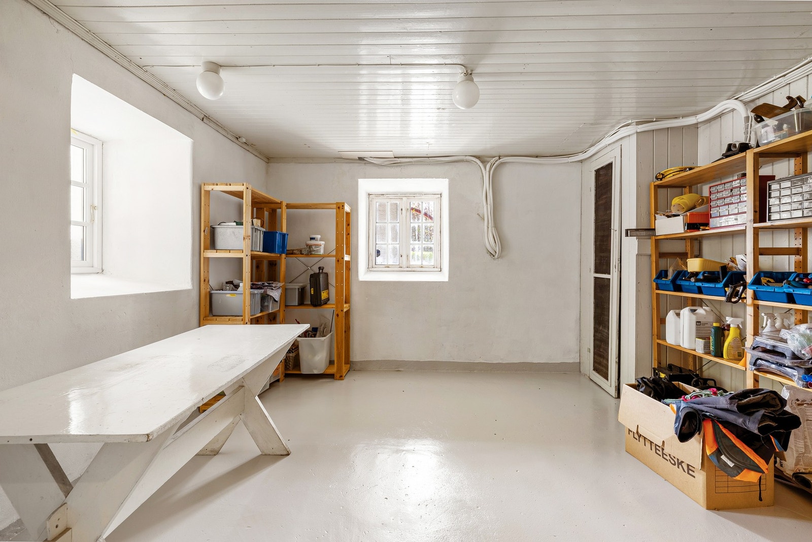 Her finnes blant annet toalettrom, oppbevaringsarealer og rom som kan benyttes til hobby- eller verkstedsformål. Galleribilde