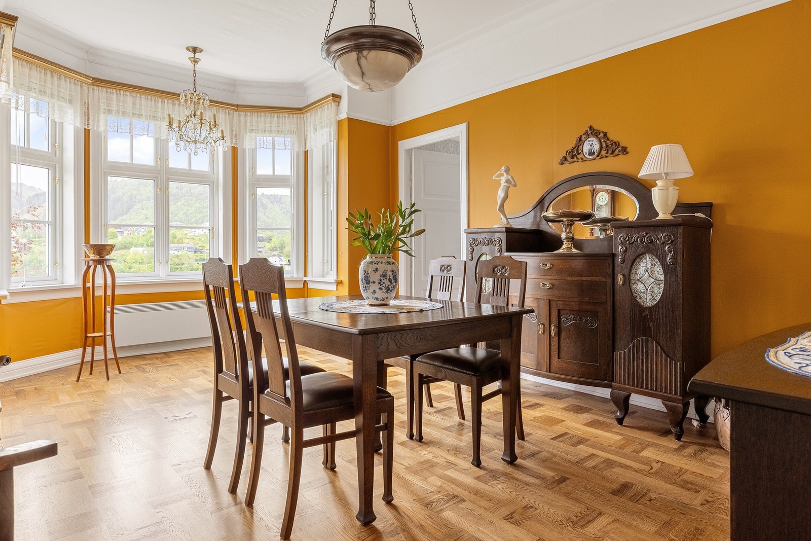 Unik og historisk villa med sjøutsikt. Ærverdig eiendom med sjel, historie og fantastisk utsikt Galleribilde