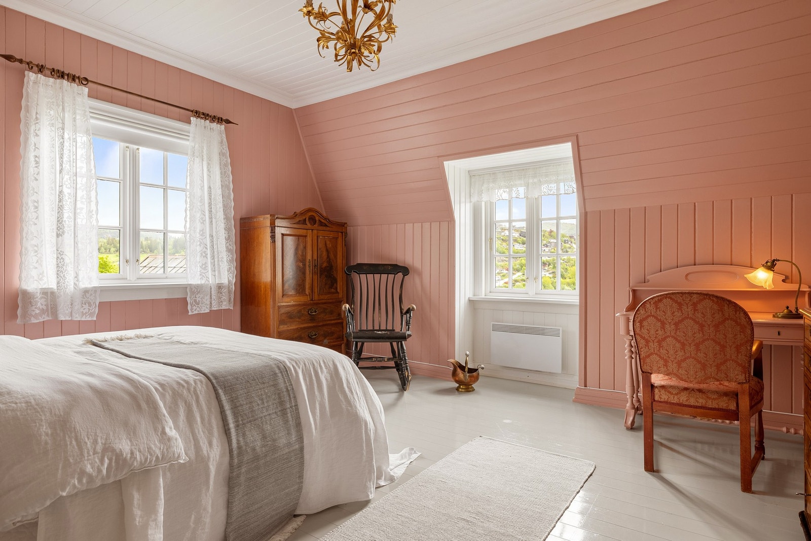 Rommene har bevart originale detaljer og fargevalg som bidrar til å videreføre den historiske atmosfæren i huset. Galleribilde