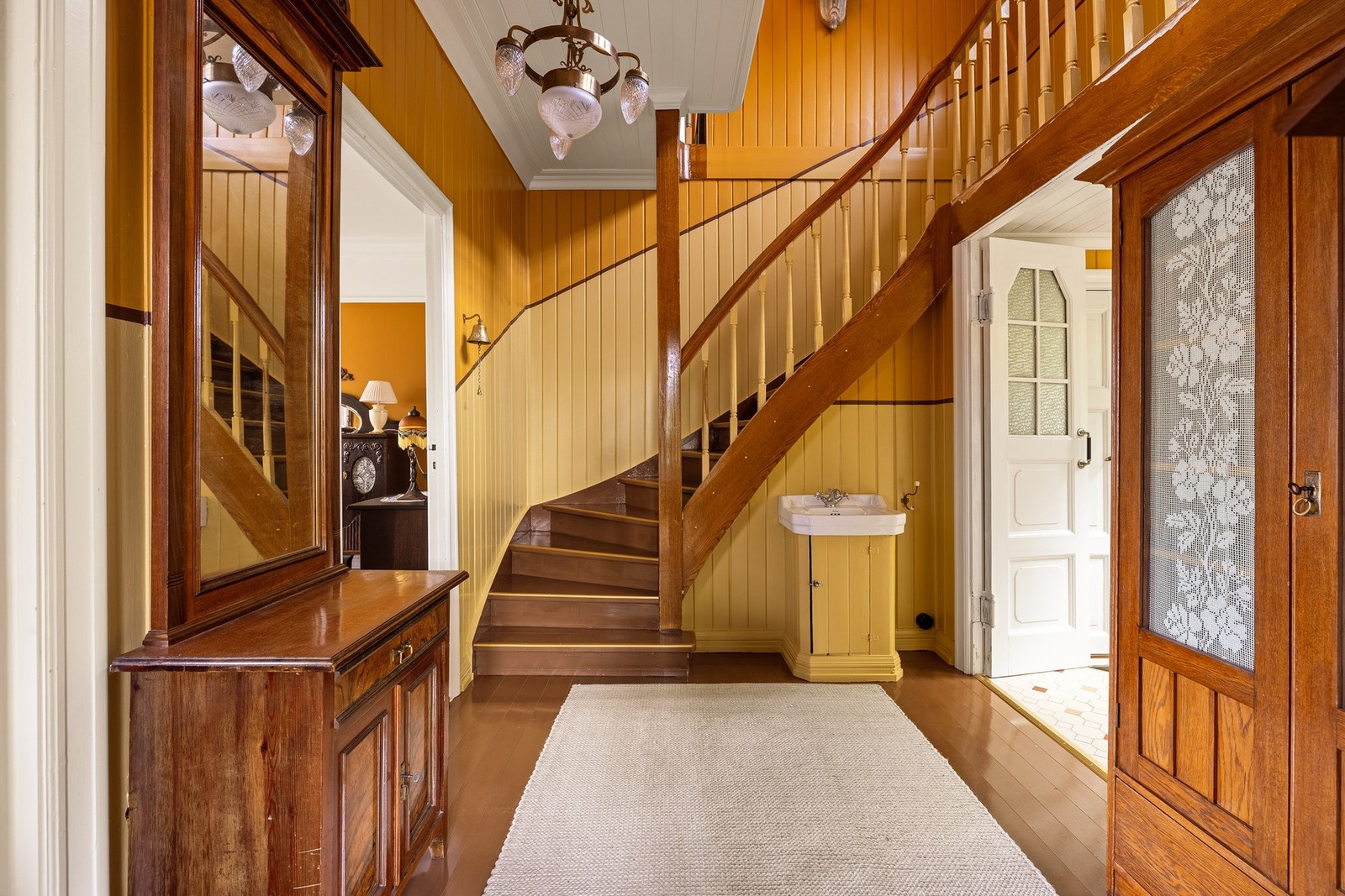 Den rause takhøyden, de harmoniske proporsjonene og den elegante trappeløsningen skaper en særegen romfølelse og setter tonen for resten av huset. Galleribilde