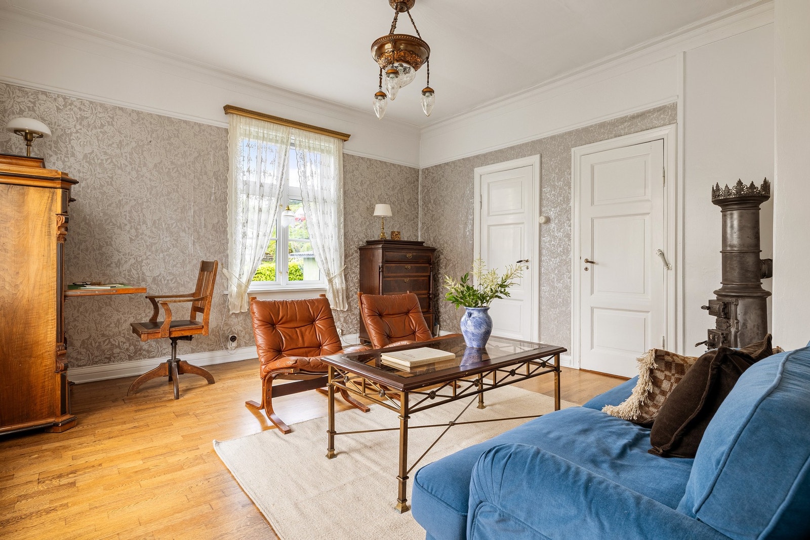 Etasjen sin tredje stue framstår som lys og luftig. Galleribilde