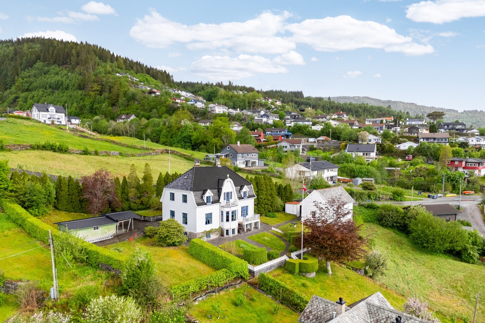 Her finner man store plenområder, beplantning, og hyggelige uteplasser som innbyr til både lek og rekreasjon. Galleribilde