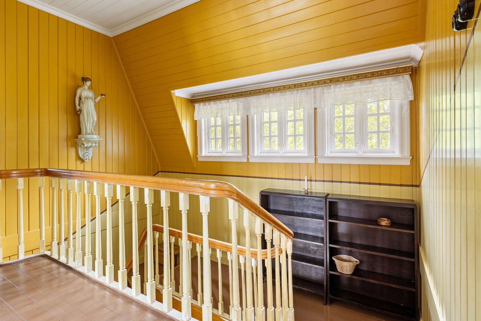 I andre etasje finner man husets private sone med flere romslige soverom og gode oppbevaringsmuligheter. Galleribilde