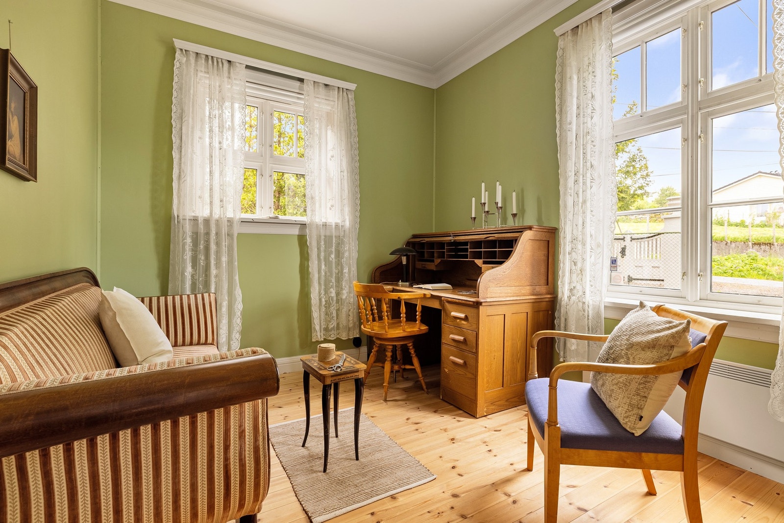 Rommet til venstre for hallen var opprinnelig garverieierens kontor, og egner seg i dag like godt som bibliotek eller soverom på hovedplanet. Galleribilde
