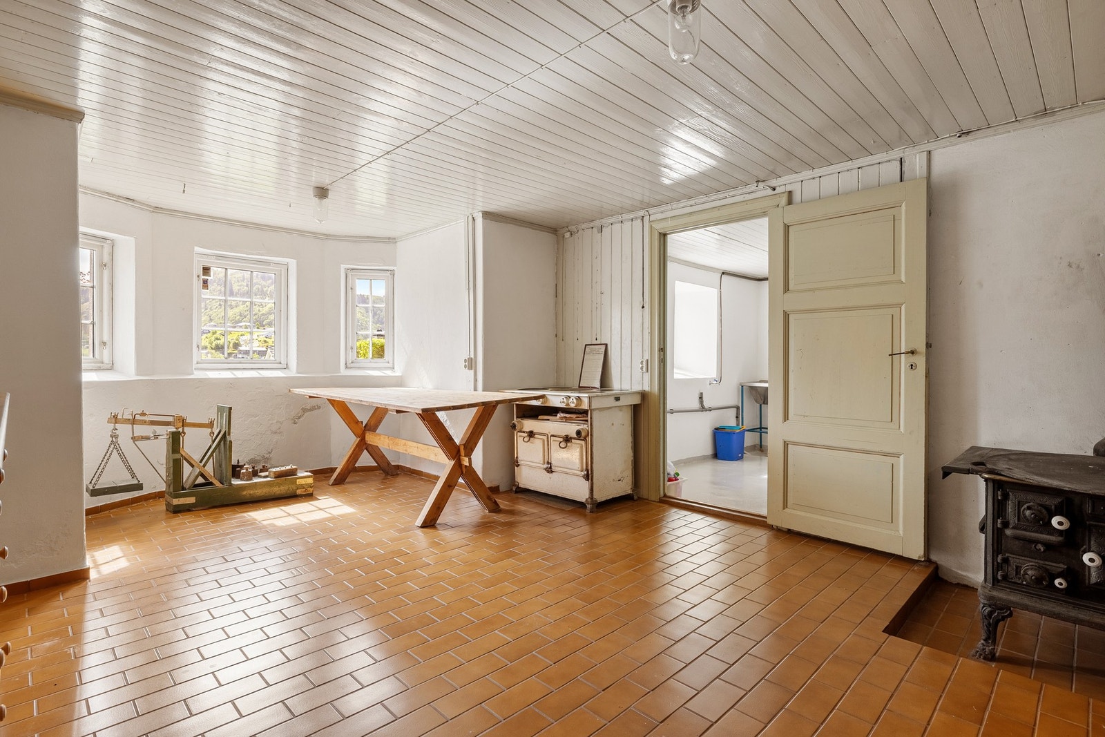 Kjelleren består av flere rom med gode lagringsmuligheter og tekniske installasjoner. Galleribilde