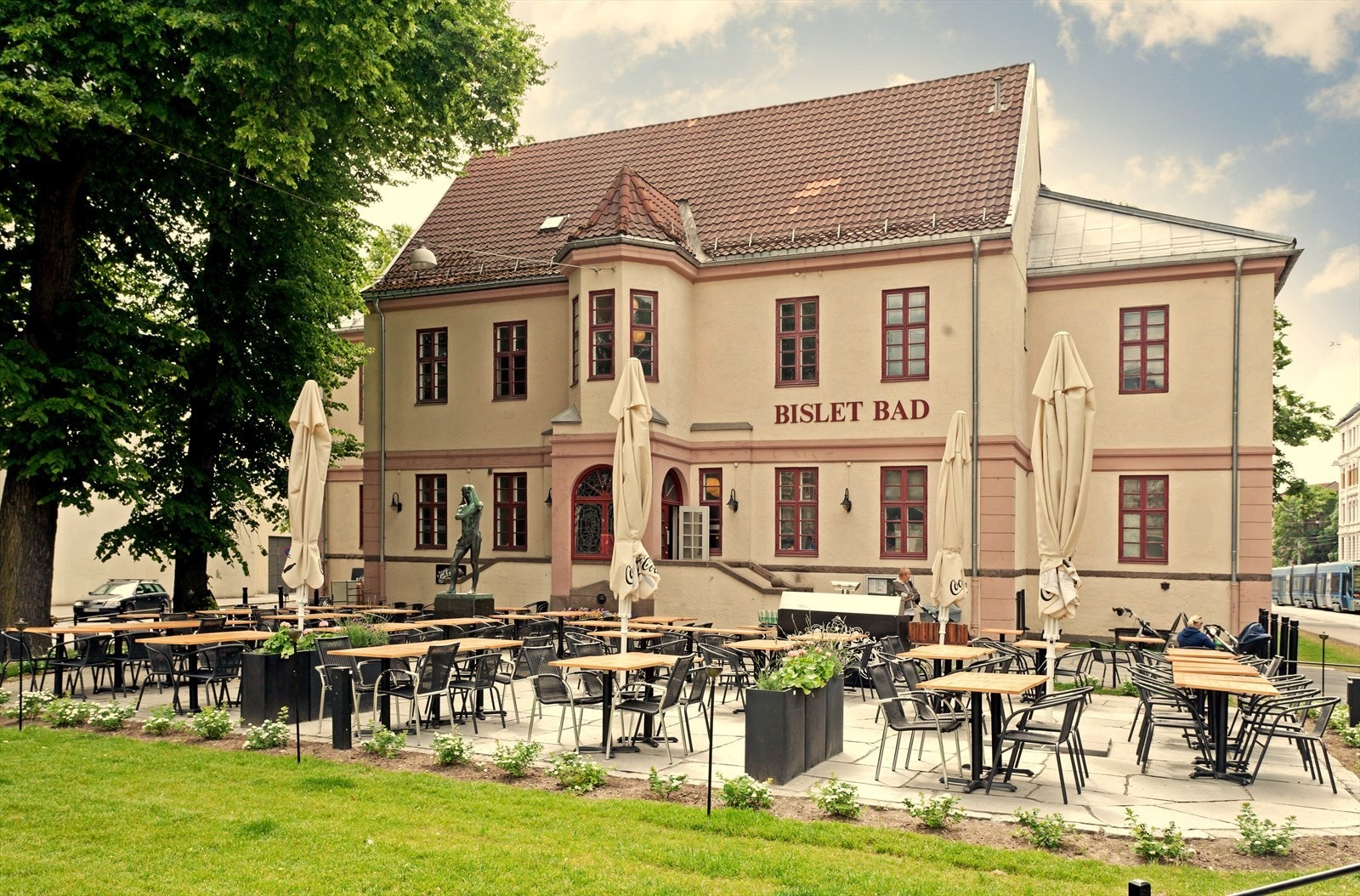 Bislet Bad og trening tilbyr både trening og bad i et av Oslo mest kulturhistoriske bygg. I 2011 vant Cin Cin Norgesmesterskapet i italiensk pizza og samme år åpnet de restaurant under Bislet Bad med områdets største uteservering. Galleribilde