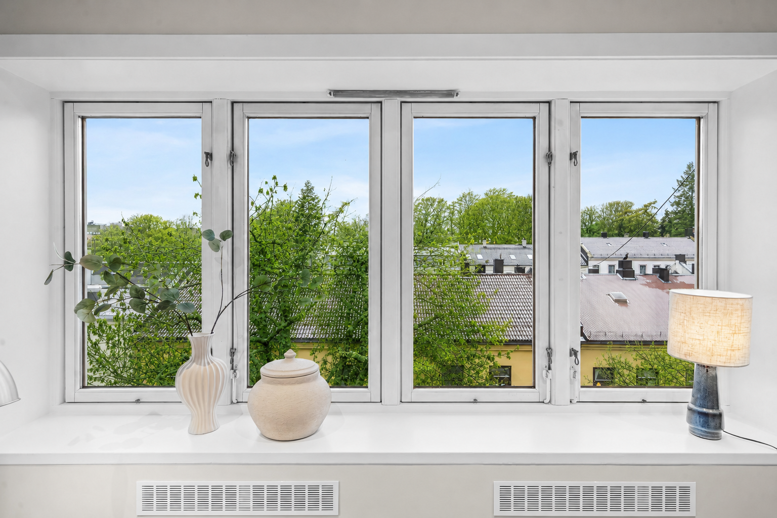 Store vindusflater gir rikelig med naturlig lysinnslipp. Bilde er redigert med AI for å illustere tenkt sommersteming. Galleribilde