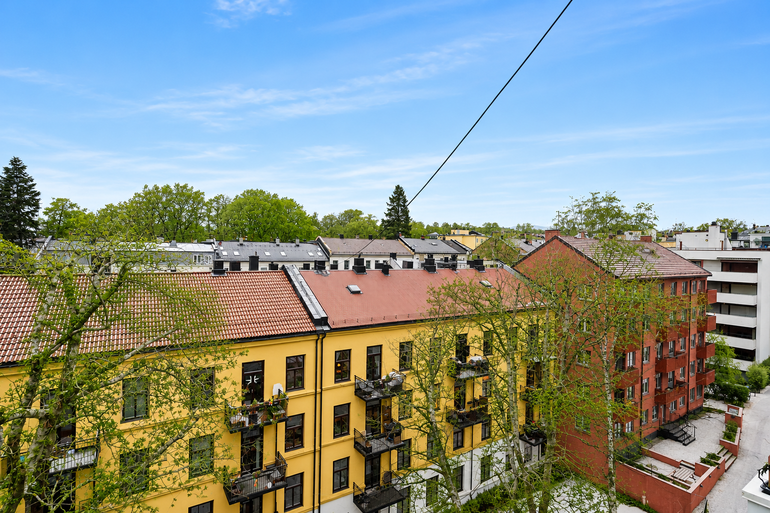 Fra stuen har du en herlig utsikt mot rolige omgivelser. Bilde er regigert med AI for å illustrere sommerstemning. Galleribilde