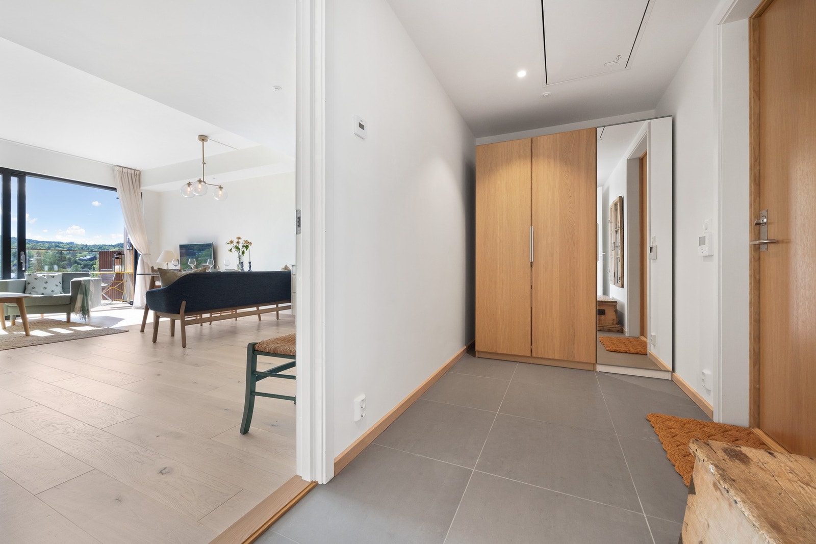 Romslig, flislagt entré med garderobe. Galleribilde
