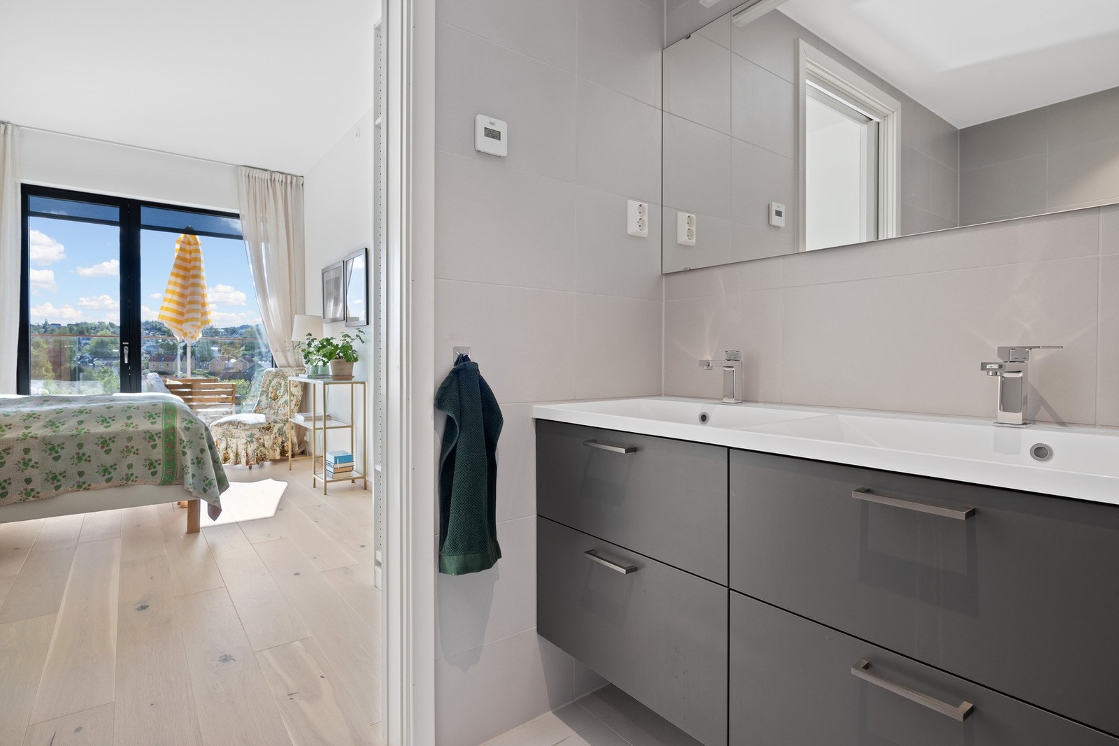 Tilgang til eget baderom fra soverommet. Galleribilde