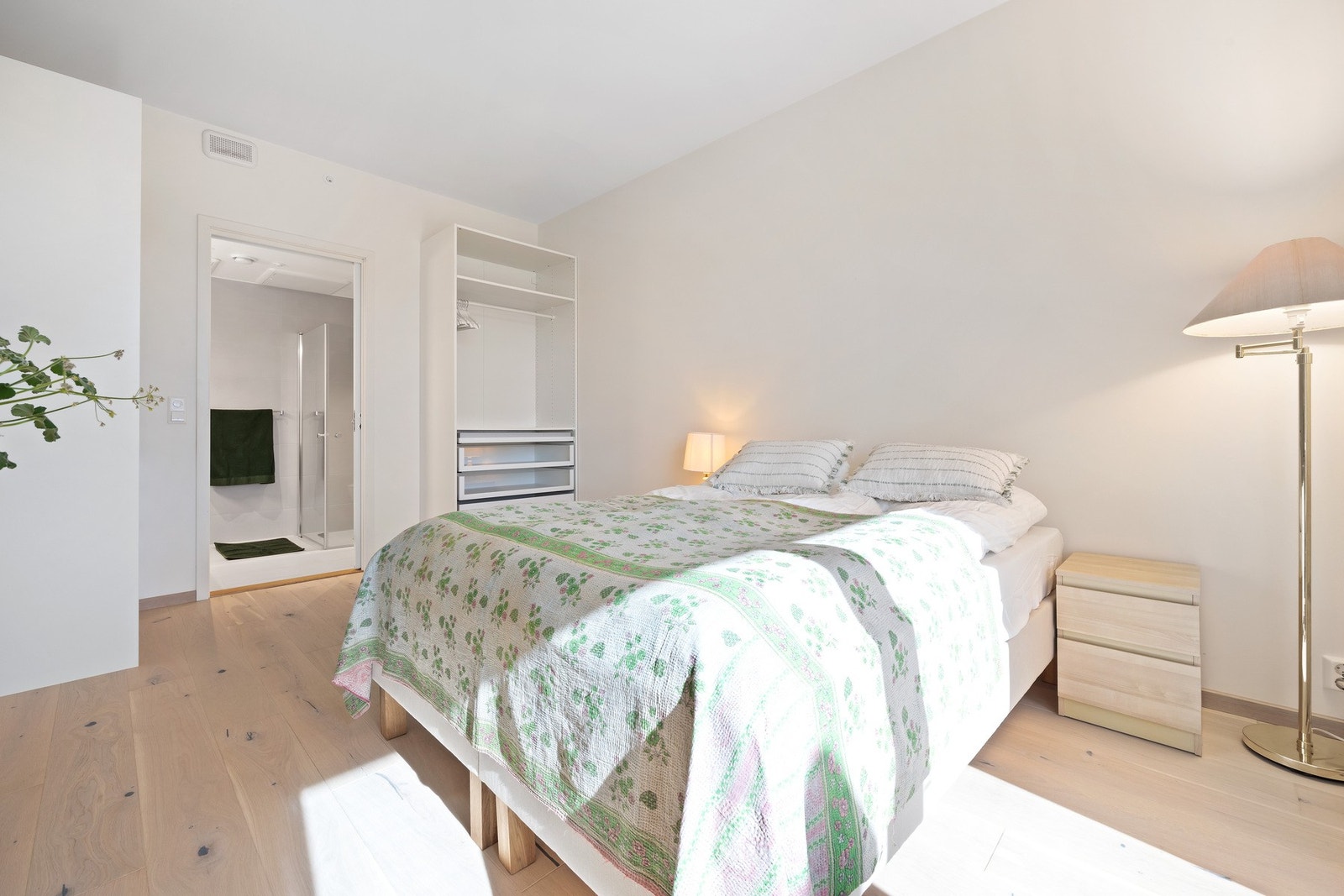 God oppbevaringsplass i garderobe. Galleribilde
