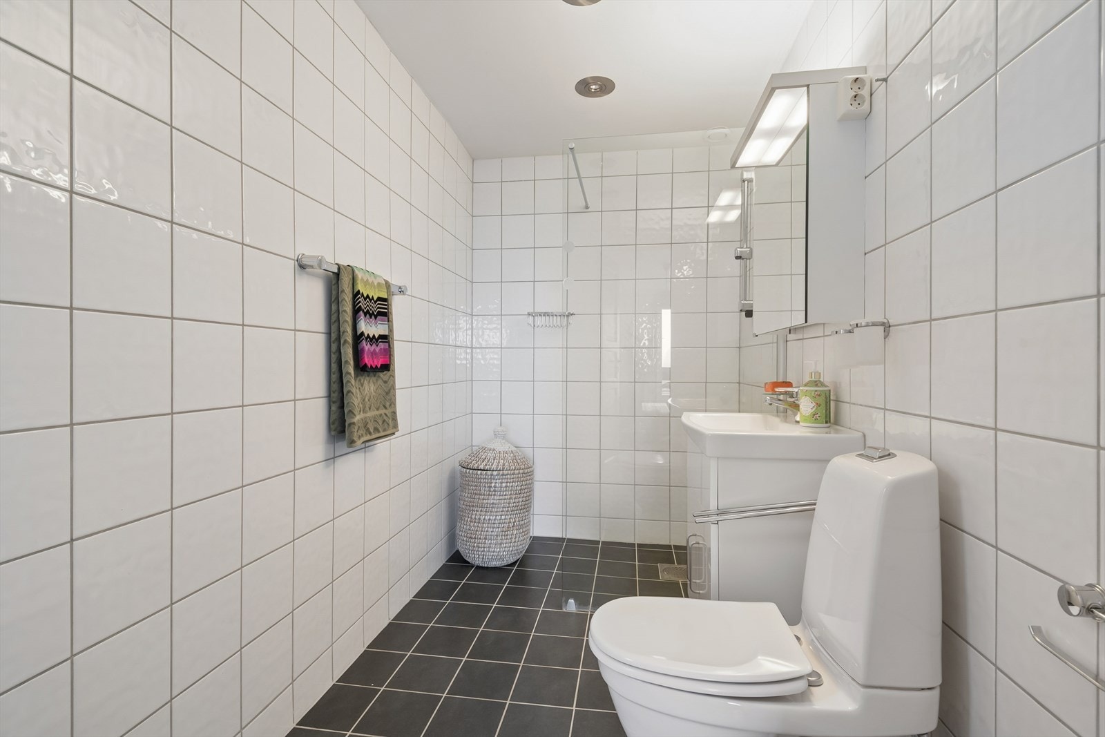 Leiligheten har to bad. Dette er utstyrt med dusjhjørne, wc og servant. Galleribilde