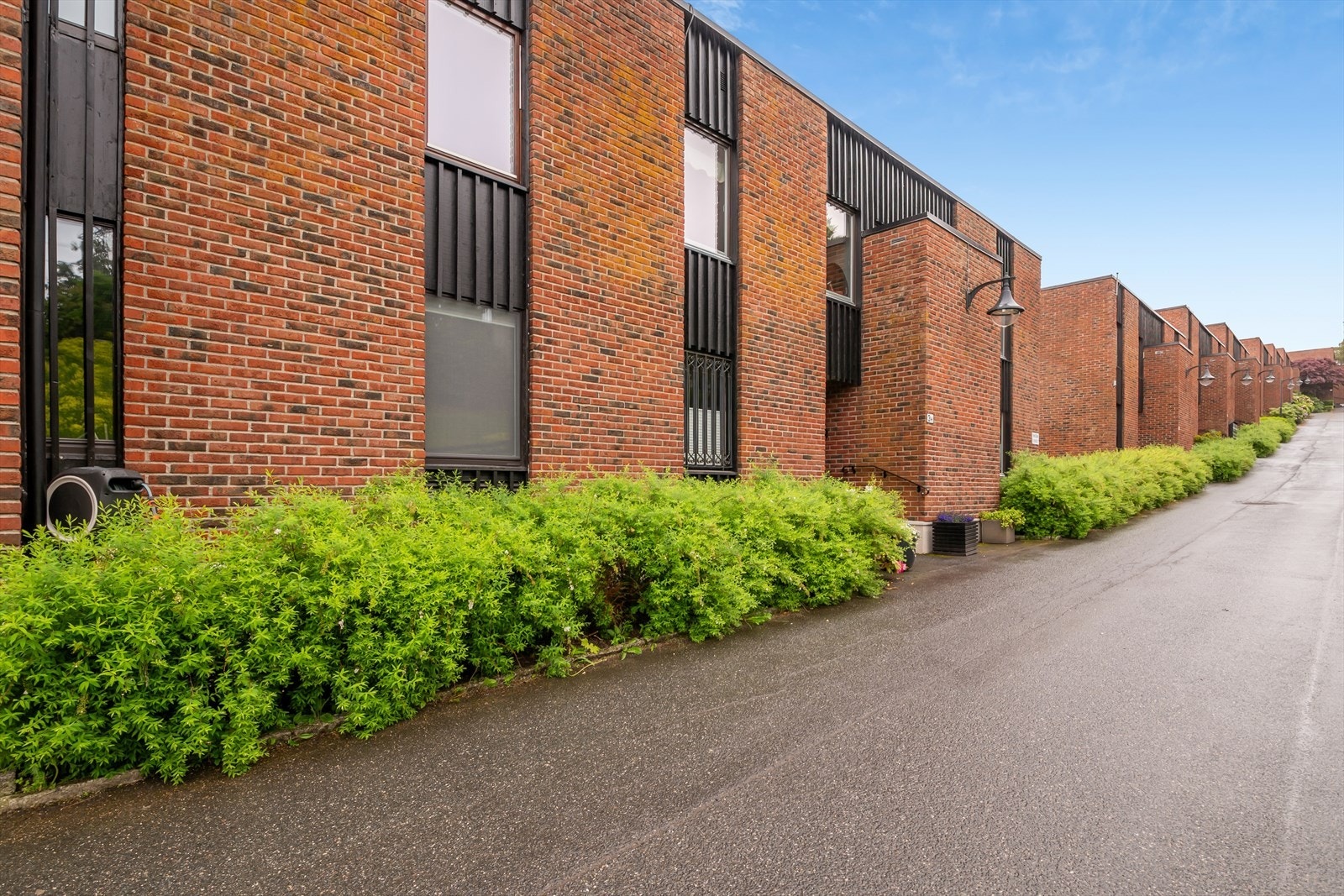 Terrasseblokk beliggende i et etablert og barnevennlig nabolag. Galleribilde
