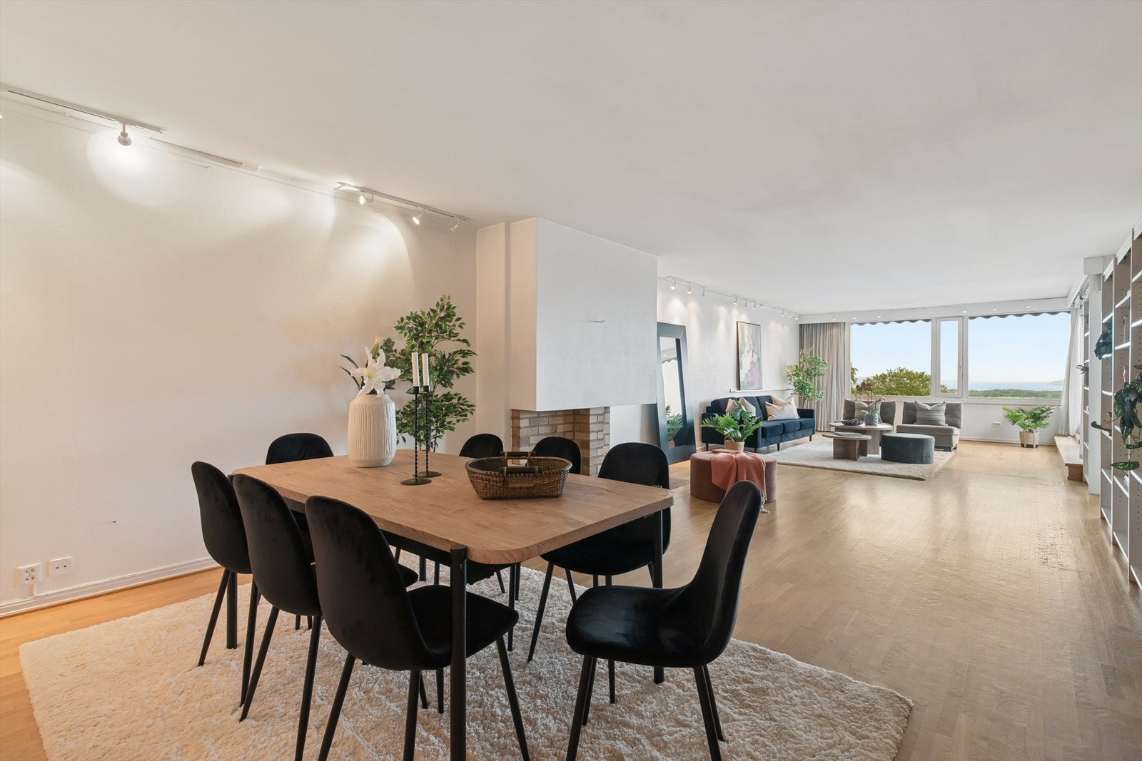 Leiligheten har en åpen og sosial sone med god plass til både spisebord og sofagruppe. Galleribilde