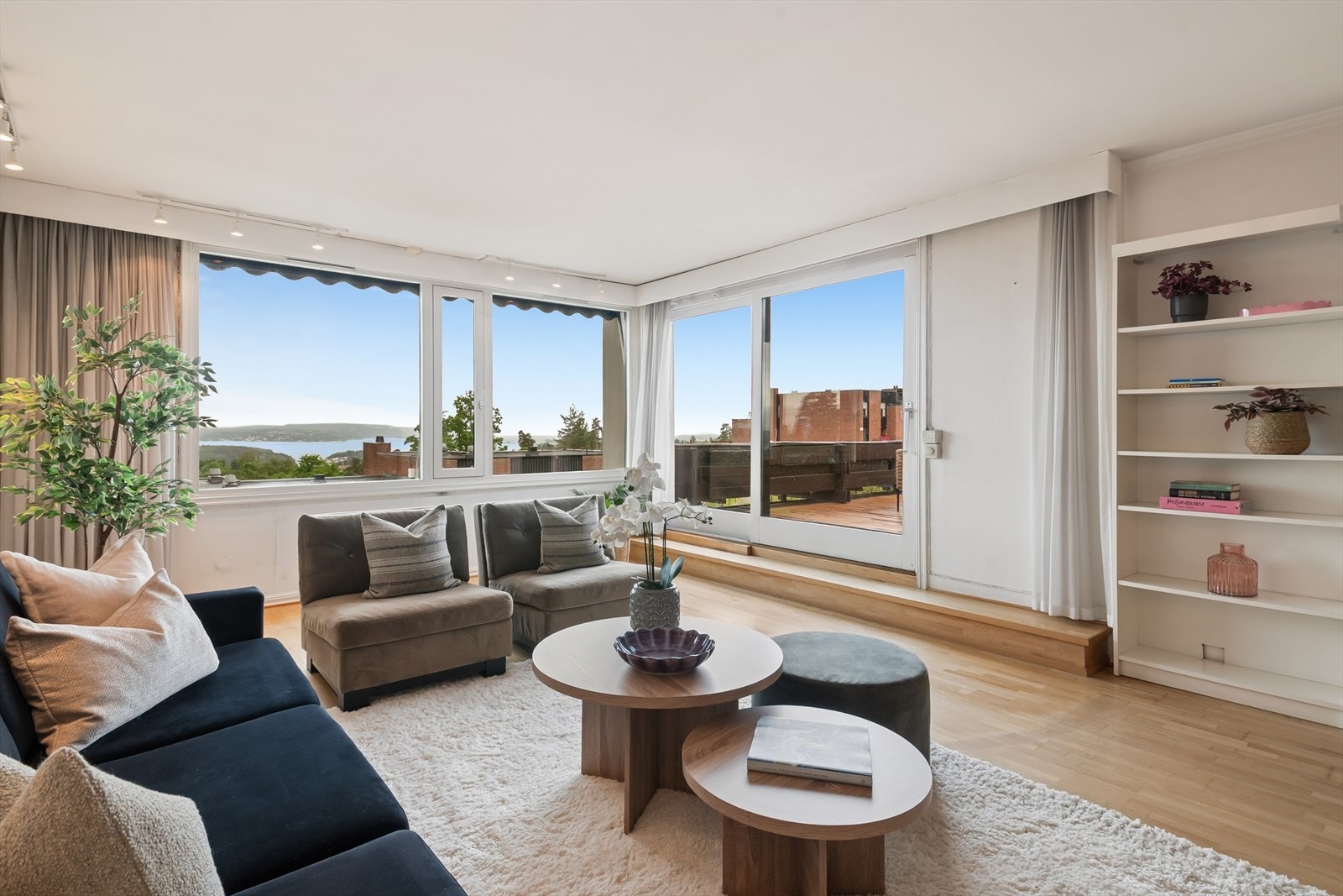 En innholdsrik leilighet med en spektakulær utsikt over Oslofjorden og byen. Boligen har et betydelig potensial og en god planløsning som gir en ypperlig sjanse til å skape sitt eget hjem. Galleribilde