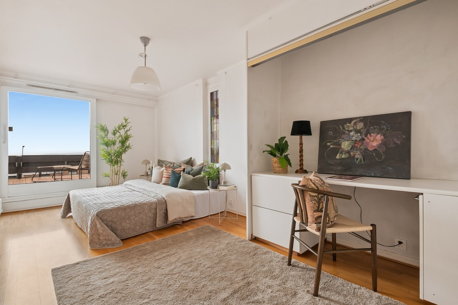 Hovedsoverom med utgang til terrassen og plass til en liten arbeidsplass. Galleribilde