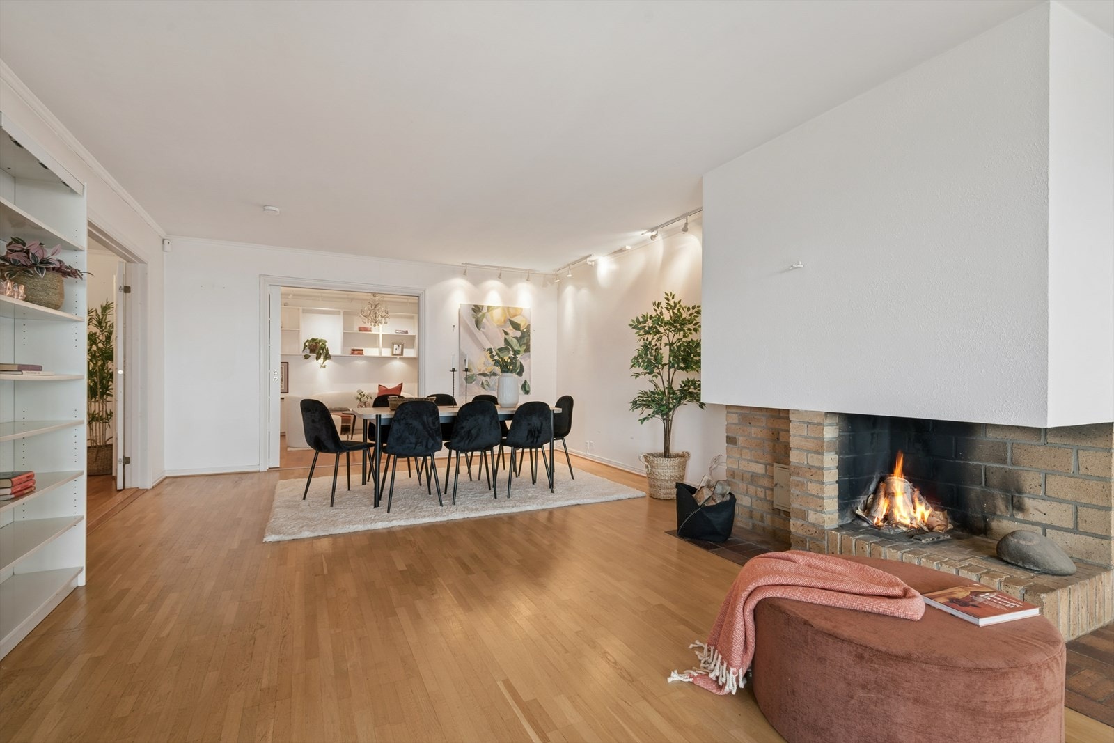 Spisestuen ligger i åpen forbindelse med stuen og har god plass til større sammenkomster. Galleribilde