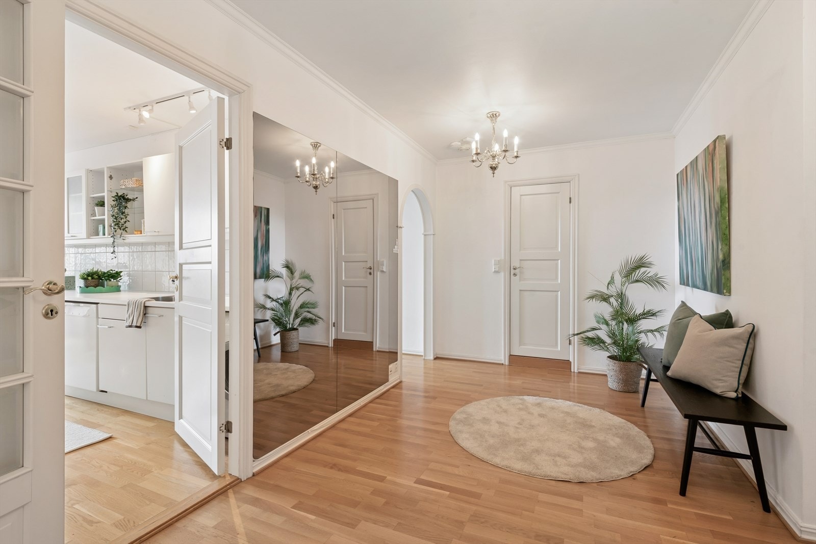 Romslig entré og hall med parkettgulv som binder rommene sammen. Galleribilde