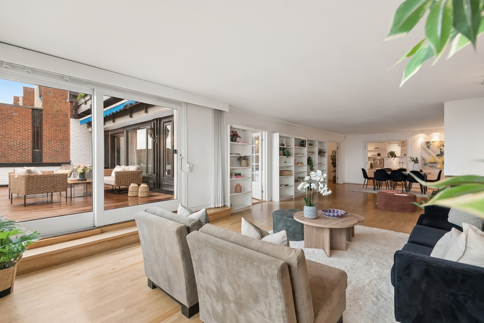 Fra stuen er det utgang til en stor terrasse på 29 m². Terrassedekket ble tekket om i 2024. Galleribilde