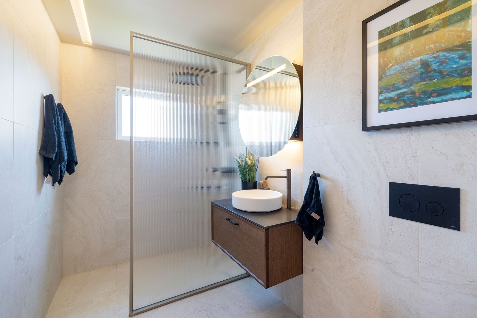 Vegger og tak på badet er flislagt og malt, og fremstår med en moderne og velholdt finish. Galleribilde