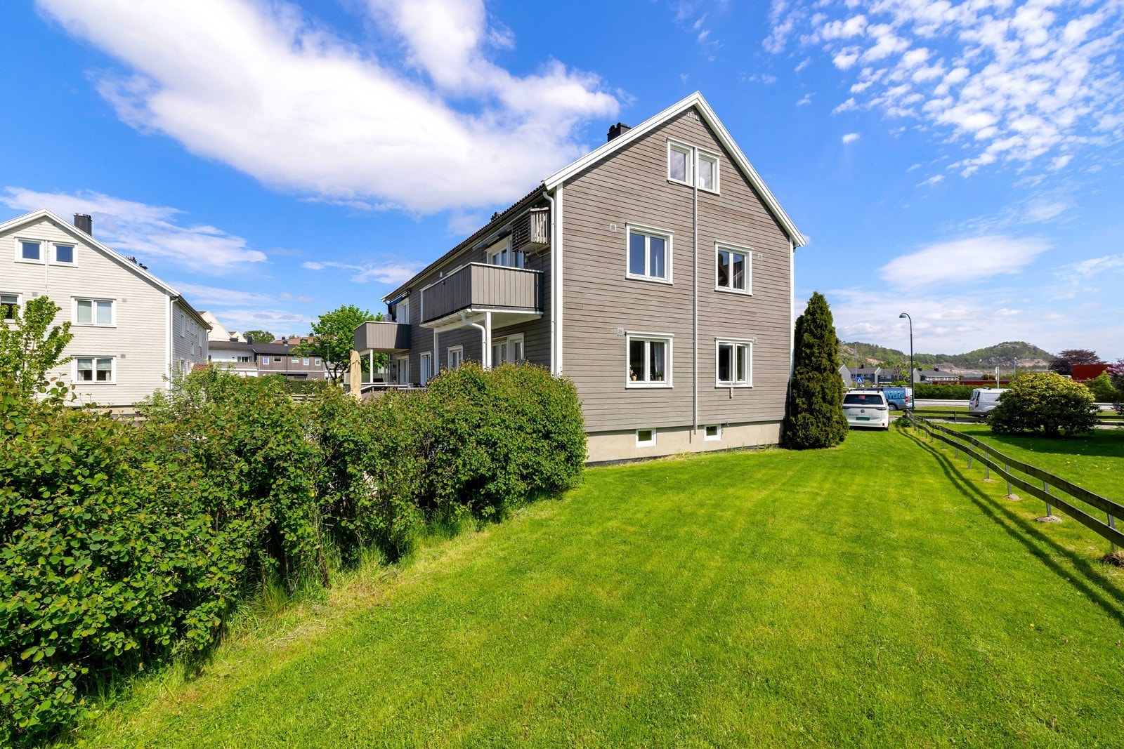 Delen av hagen som disponeres av leiligheten. Galleribilde