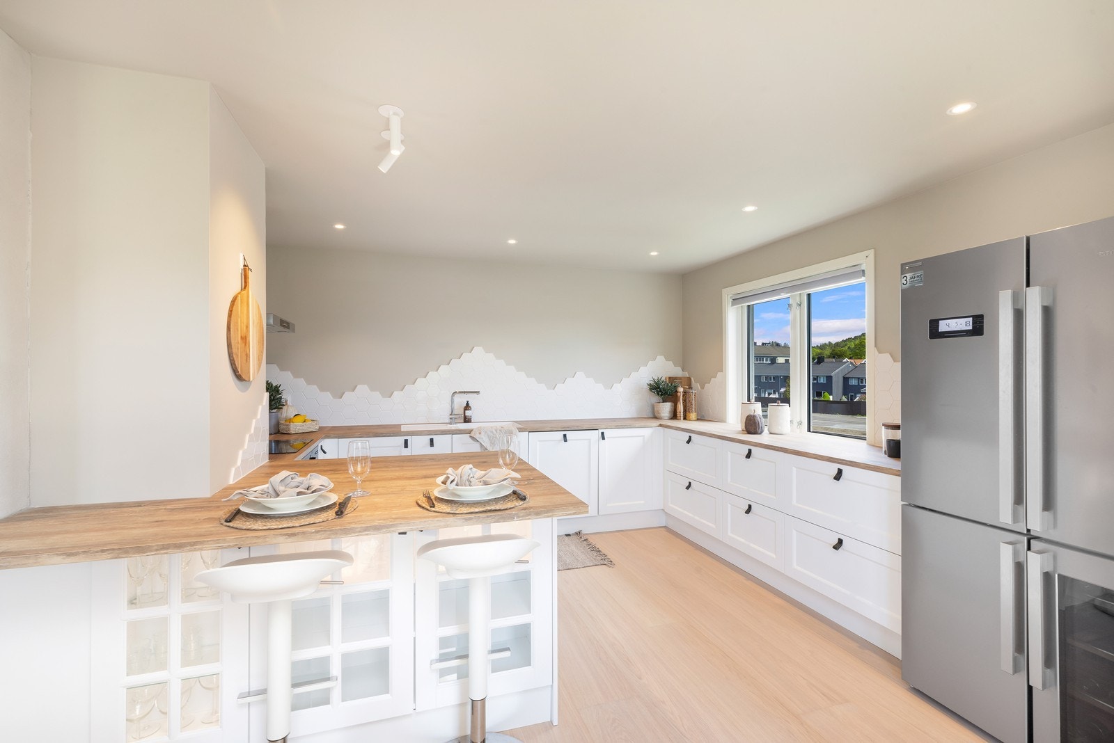 Kjøkkenet har en romslig utforming med gode arbeidsflater. Galleribilde