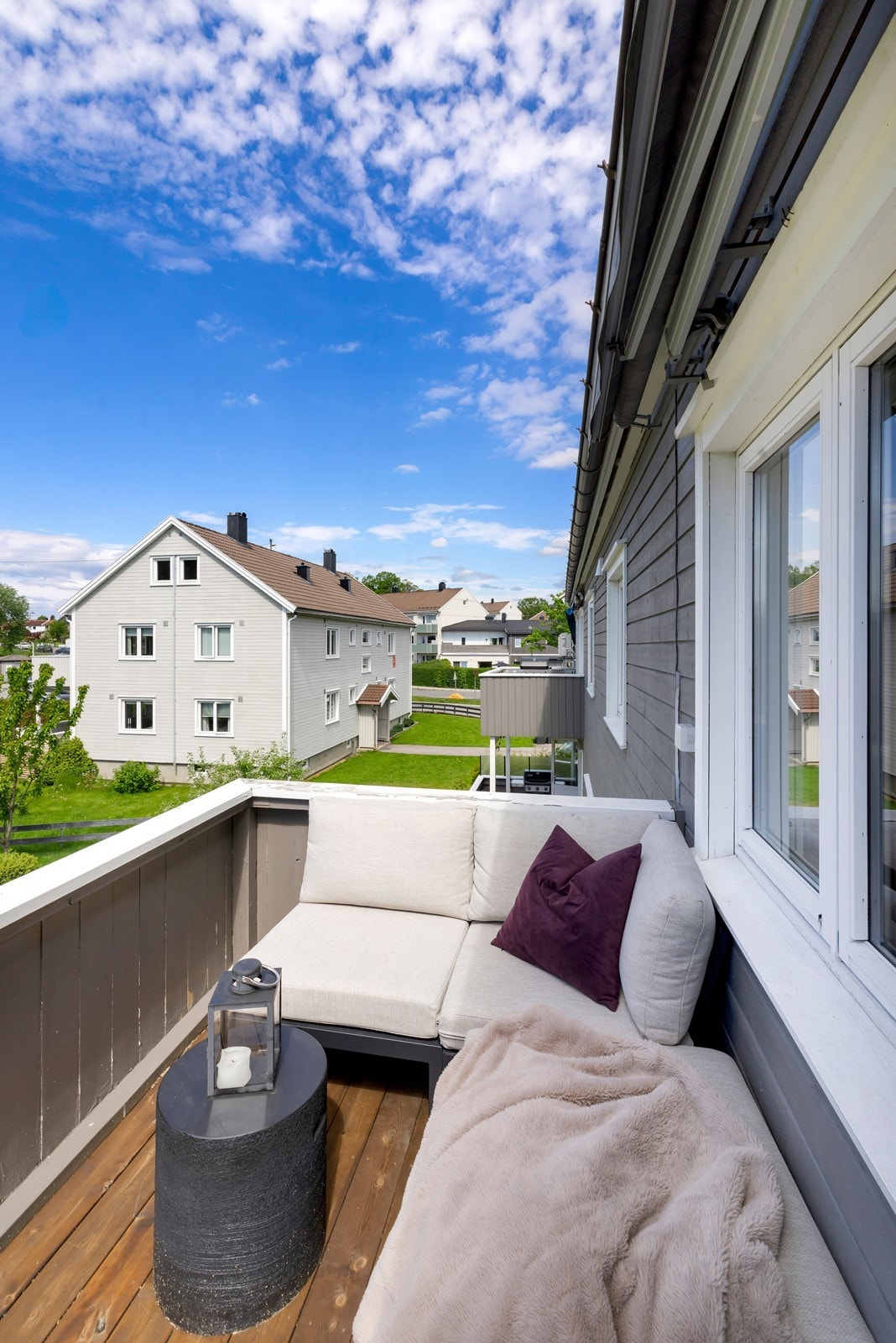 Terrasse med dekke av terrassebord gir en praktisk uteplass tilknyttet boligen. Galleribilde