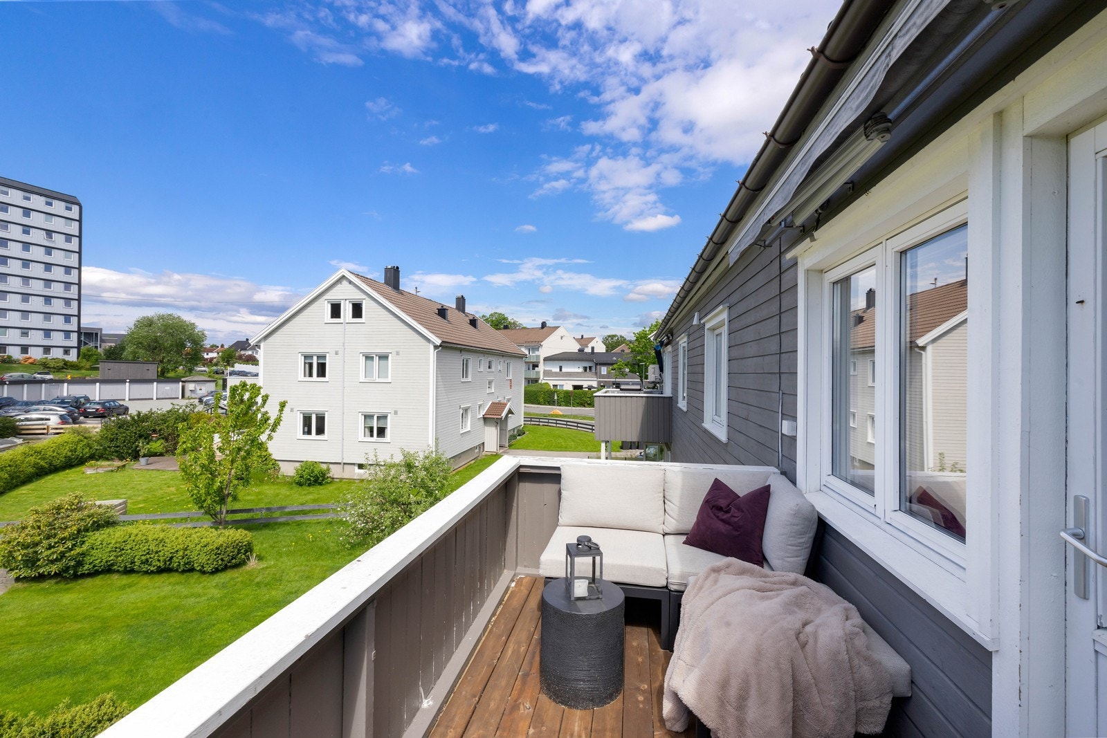 Balkongen har et naturlig utsyn mot nærliggende grøntarealer. Galleribilde