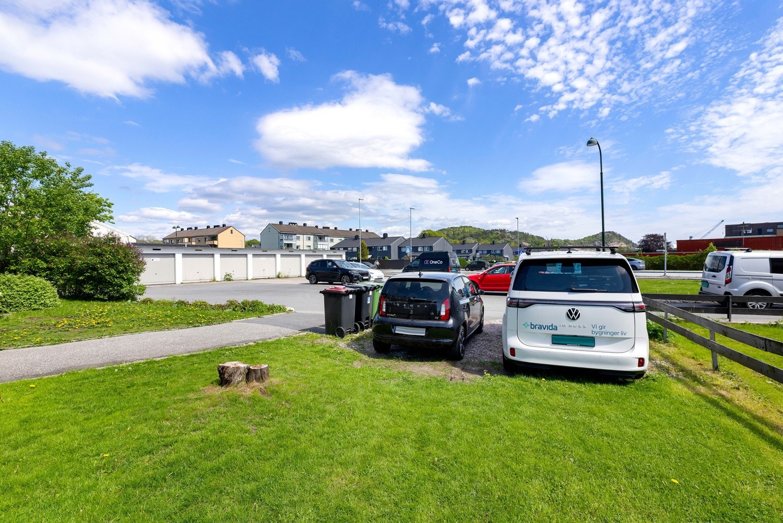 Tilgang til parkering er tilgjengelig på fellesområdet som disponeres av leiligheten. Galleribilde